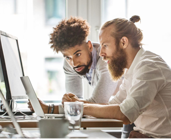 zwei Studenten arbeiten gemeinsam an 2 Laptops