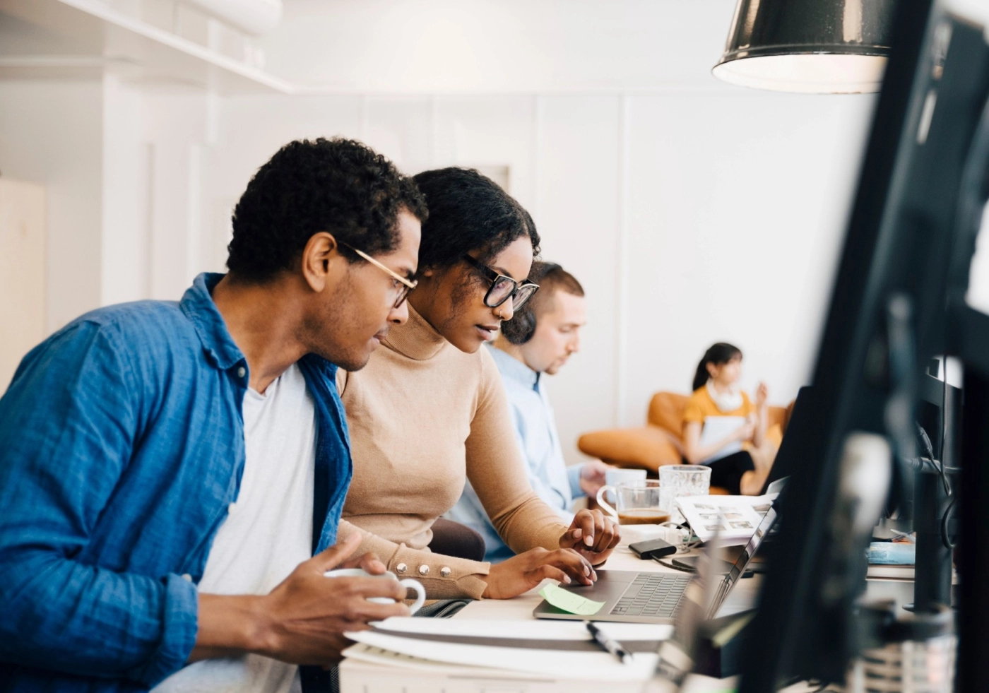 Das Team       der Leistungsabteilung  legt sich für Sie und Ihre Kunden ins Zeug,  wenn es um Schadenfälle geht.